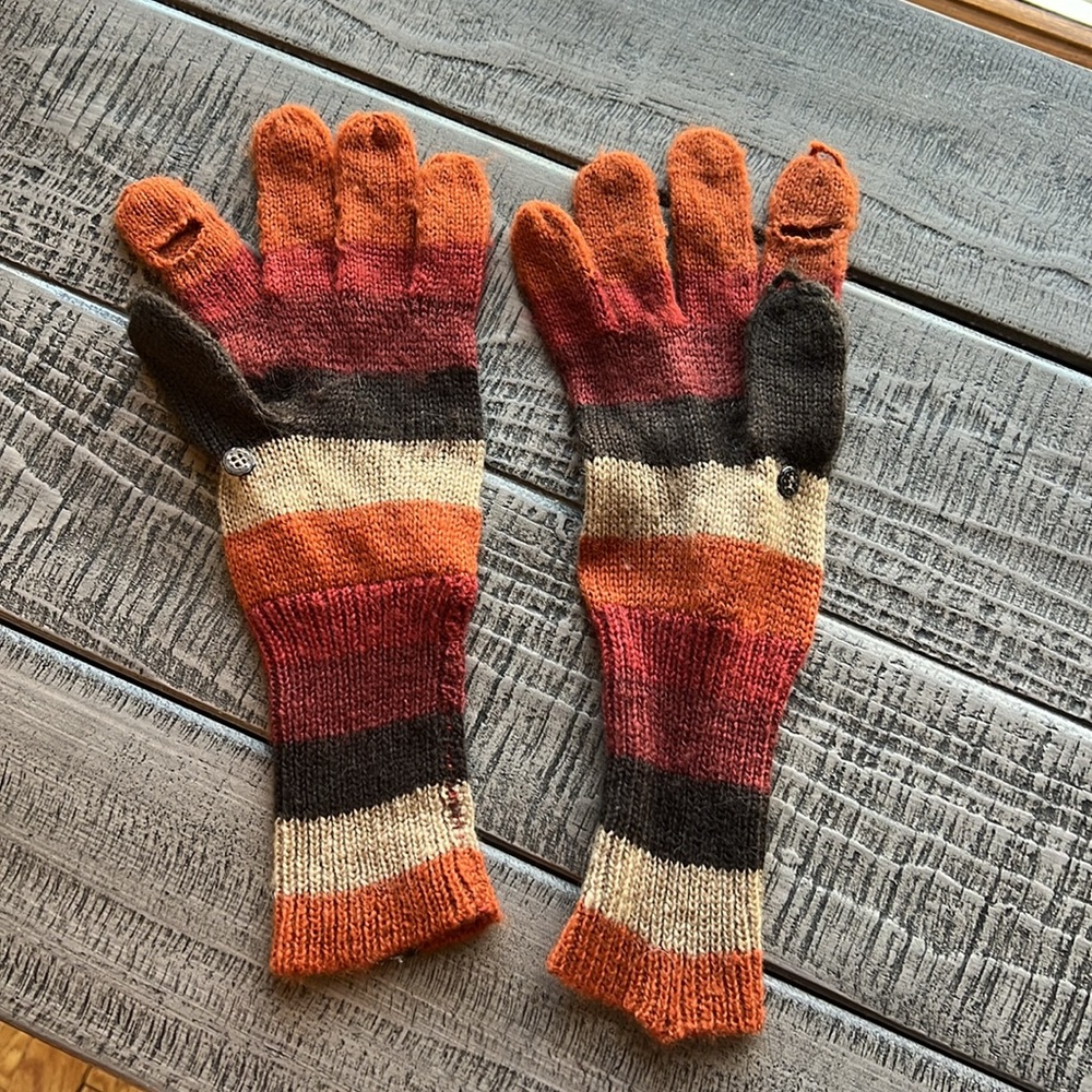 NWOT Women’s Prana Gloves Red Orange Brown Button hole thumb & finger accessible - Picture 3 of 3